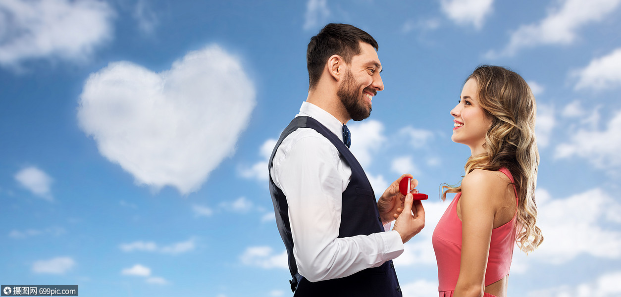 照片 外国人像 爱情,情侣,求婚情人节的快乐的男人小红盒子里给女人