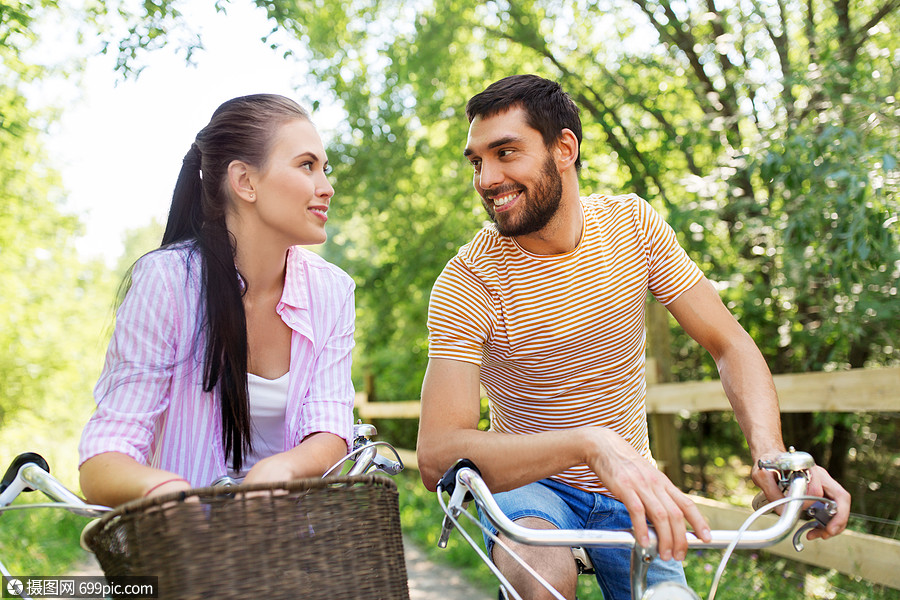 人们,休闲生活方式的快乐的轻夫妇与自行车夏季公园夏天公园里自行车