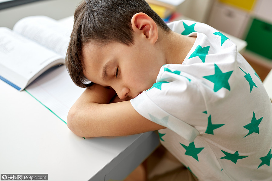 教育,童学校的疲惫的学生男孩睡家里的桌子上疲惫的