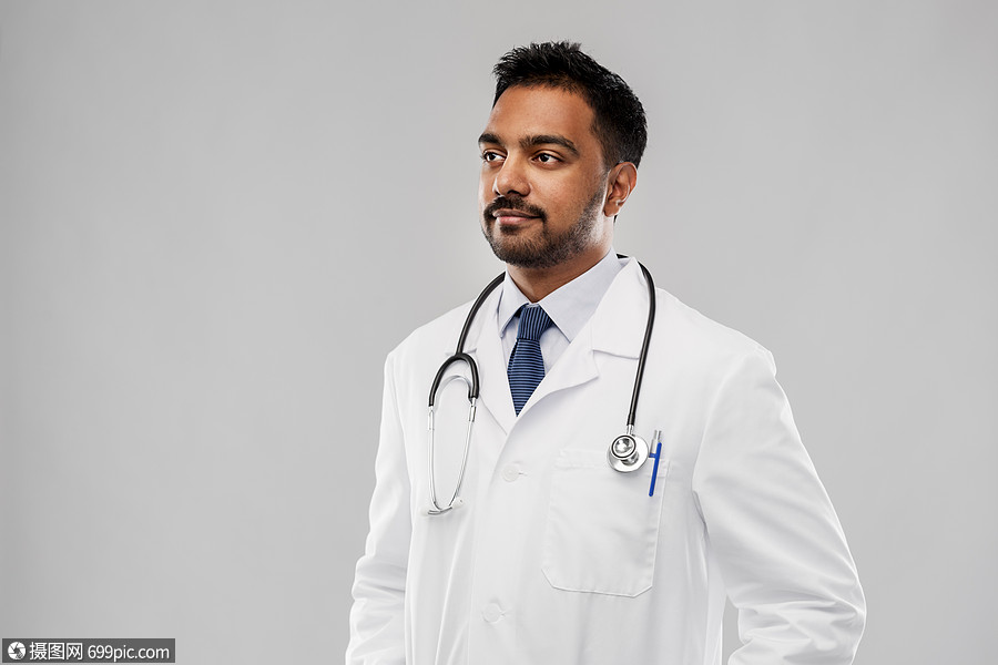 医学专业医疗印度男医生穿白色外套听诊器灰色背景带听诊器的印度男