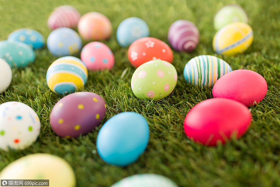 复活节假日传统人造草上的彩色鸡蛋人造草上的彩色复活节彩蛋