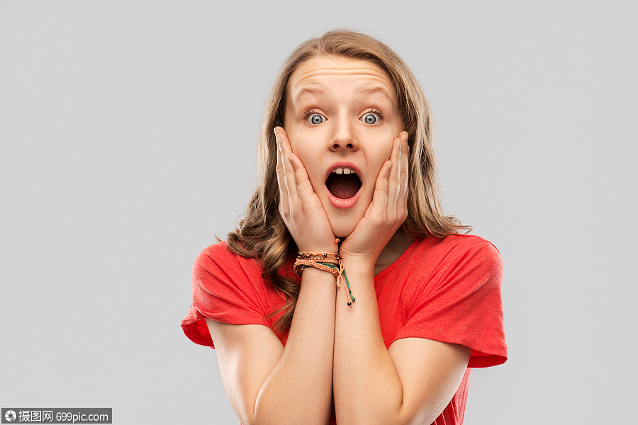 情感,表情人的震惊害怕的十几岁女孩张开嘴红色t恤灰色背景穿着红色