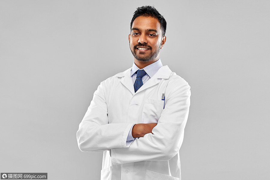 医学,科学职业微笑的印度男医生科学家穿着白色外套,灰色背景穿着白色