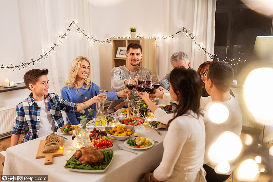 庆祝,节日人们的快乐的家庭吃晚餐聚会,喝红酒家品尝幸福的家庭家里
