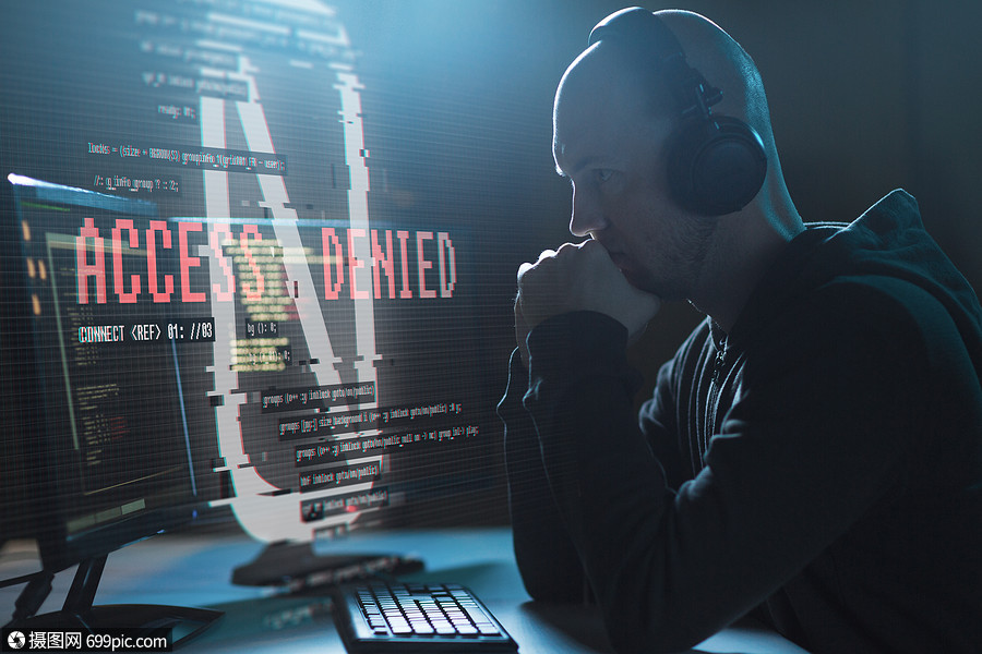 网络犯罪,黑客,窃听技术男黑客耳机与访问拒绝信息计算机屏幕上用病