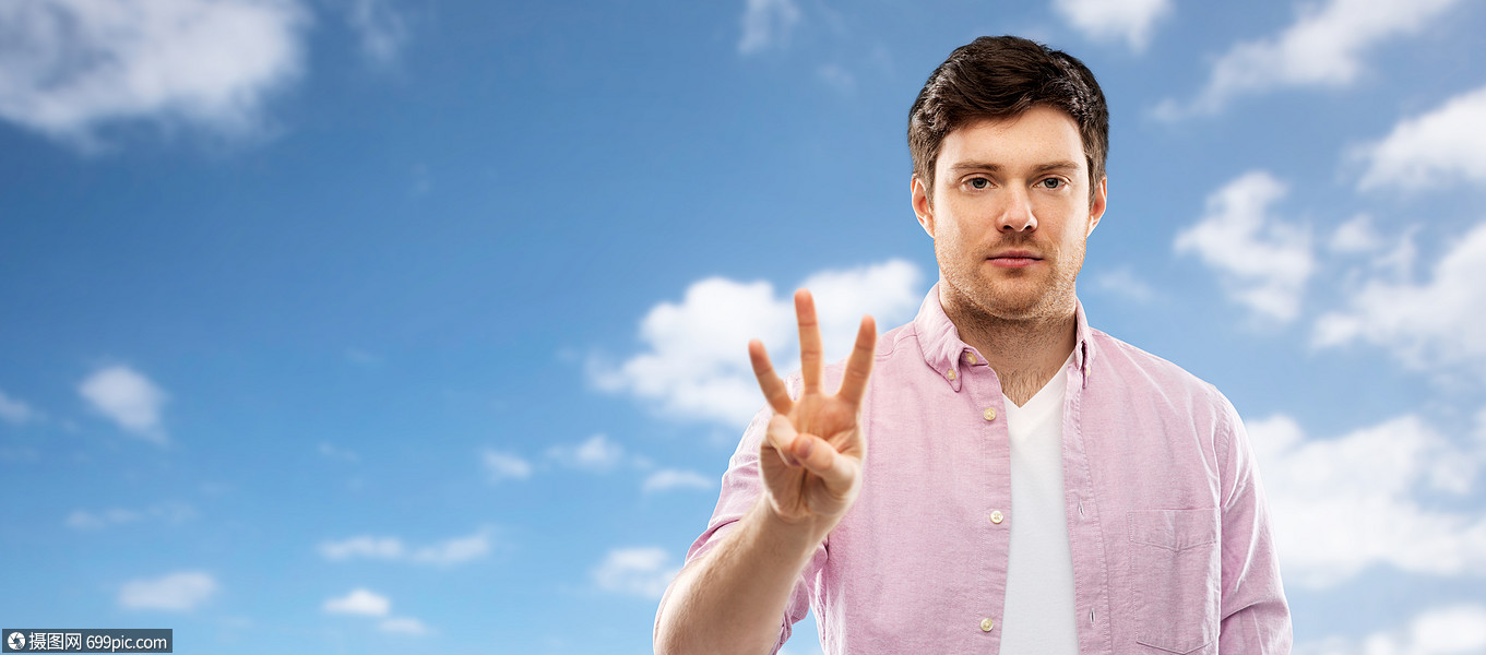 照片 外国人像 伯爵人们的微笑的轻人蓝天云彩的背景上展示了三个手指