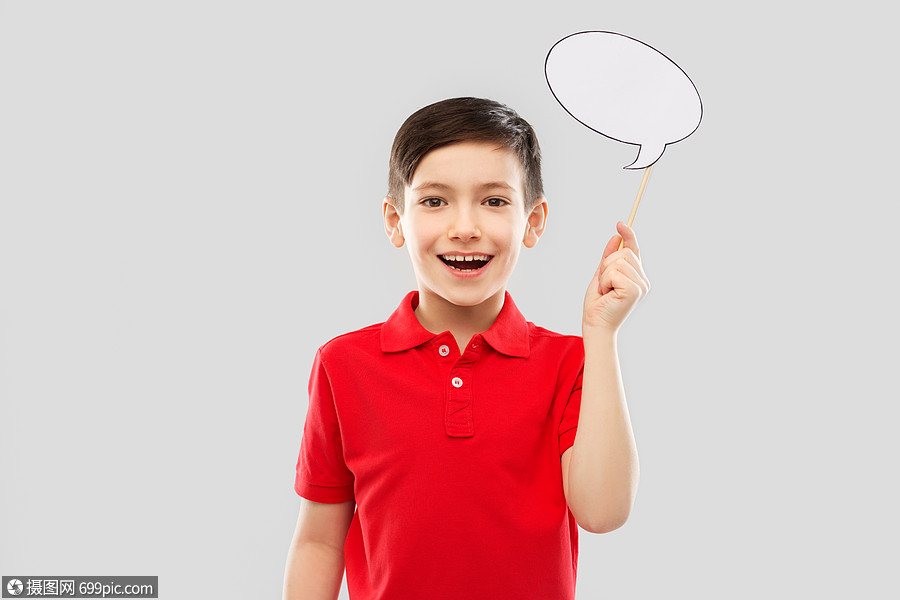派道具,照片亭沟通微笑的小男孩穿着红色马球t恤,灰色背景上着空白的