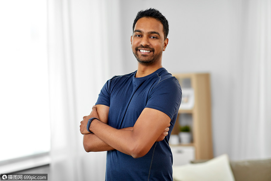 运动健康的生活方式微笑的印度男子与健身追踪器交叉手臂家里微笑的
