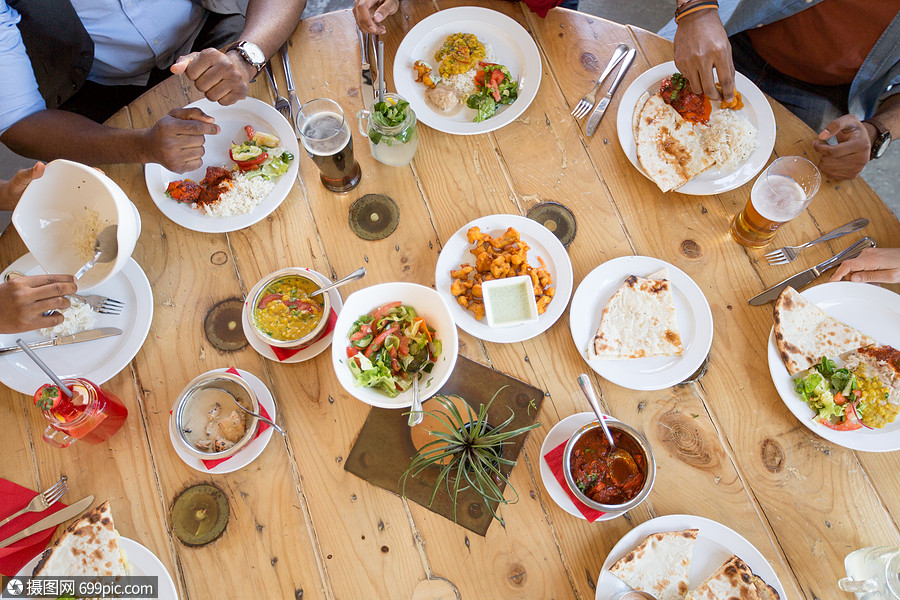 休闲,食物人的群快乐的非裔美国人朋友餐厅吃饭非裔美国朋友餐馆吃饭