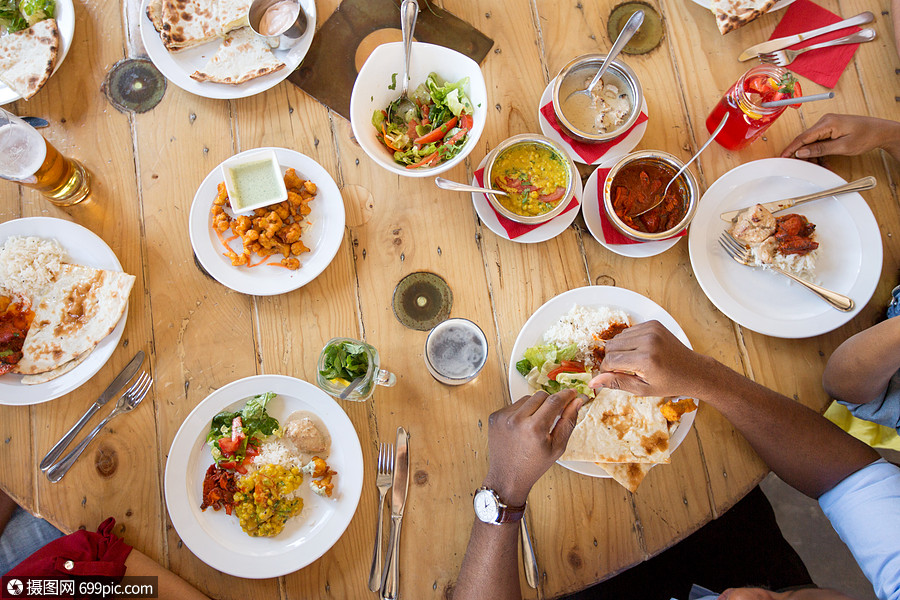 休闲,食物人的群快乐的非裔美国人朋友餐厅吃饭非裔美国朋友餐馆吃饭