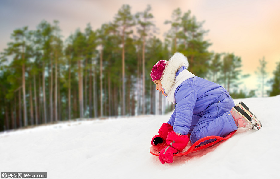 童雪橇季节的快乐的小女孩滑下山雪碟雪橇户外冬天的森林背景冬天女孩