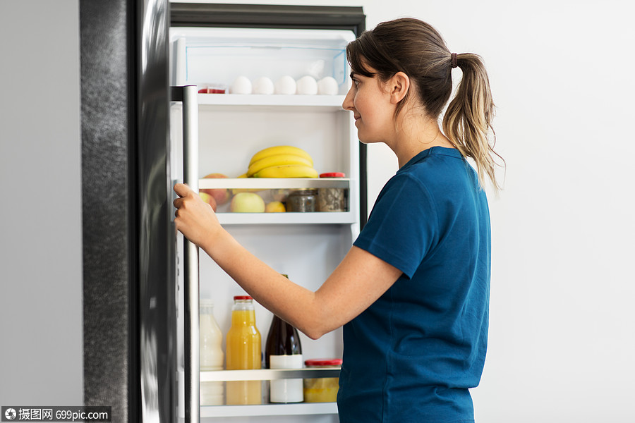 健康的饮食,食物饮食快乐的女人打开冰箱家里厨房快乐的女人家里的