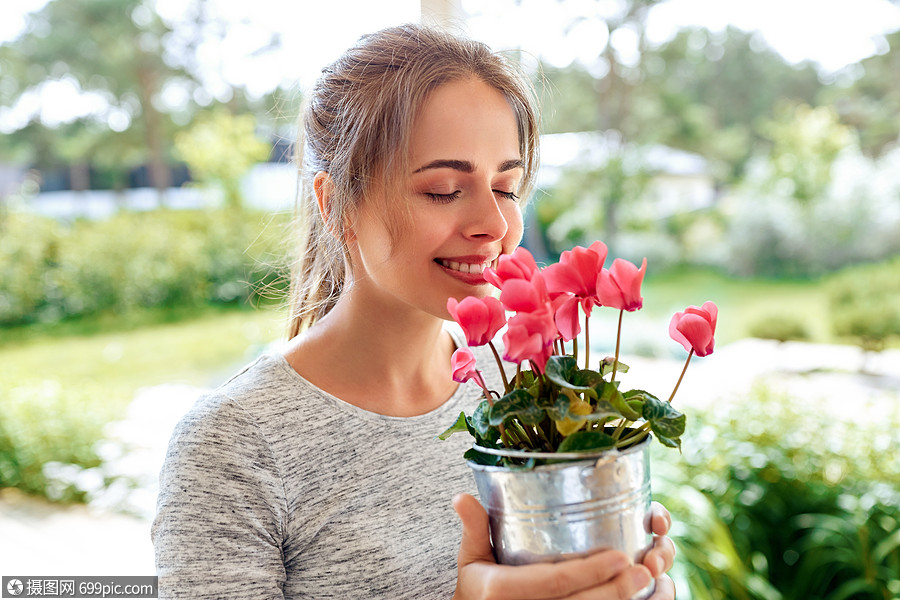 轻女人闻花香女的水桶