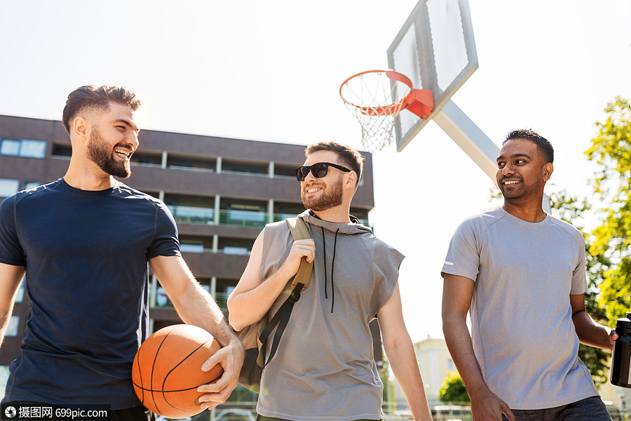 运动,休闲游戏男友谊的群男人朋友户外打篮球群男朋友要打篮球