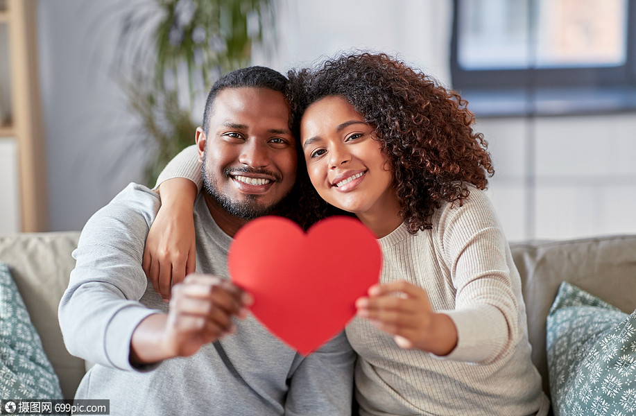 爱,情人节关系快乐的非裔美国人夫妇抱着红色的心家里快乐的非裔美国