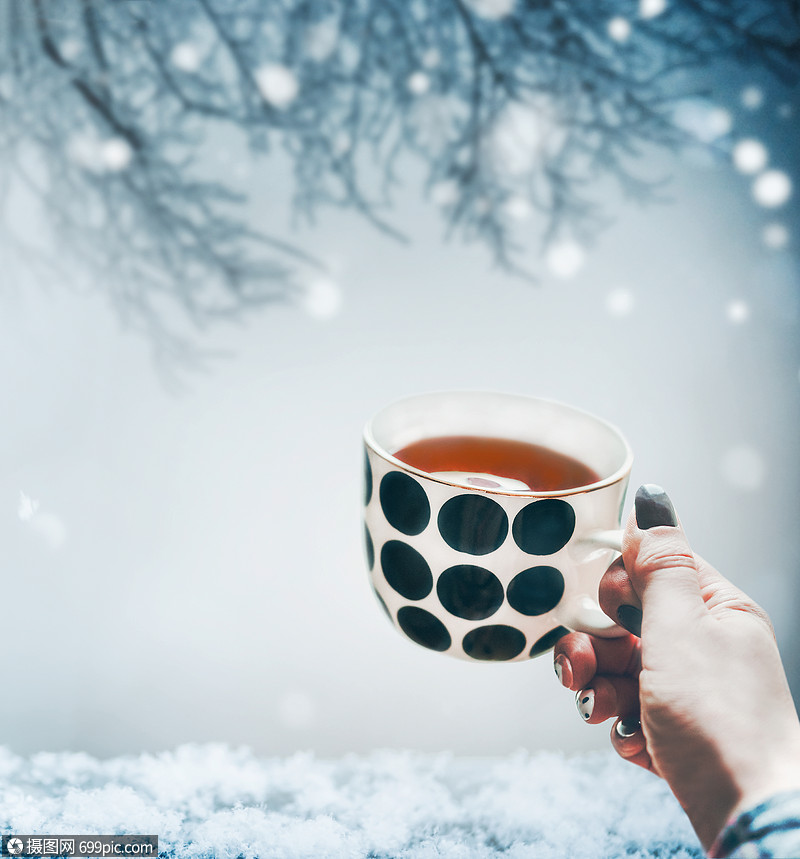 冬天的情绪女手捧杯热茶,寒冷的雪冬景观自然背景下