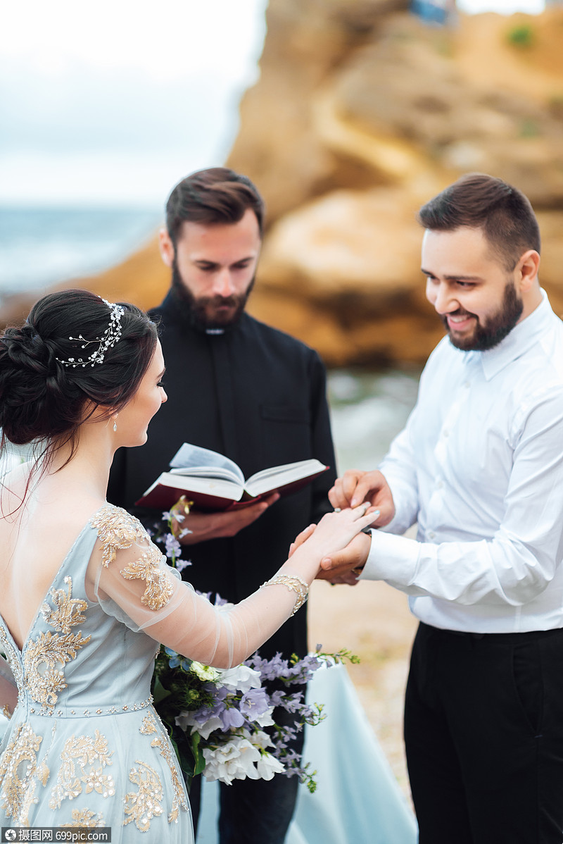 新婚夫妇牧师海上幸福的婚礼