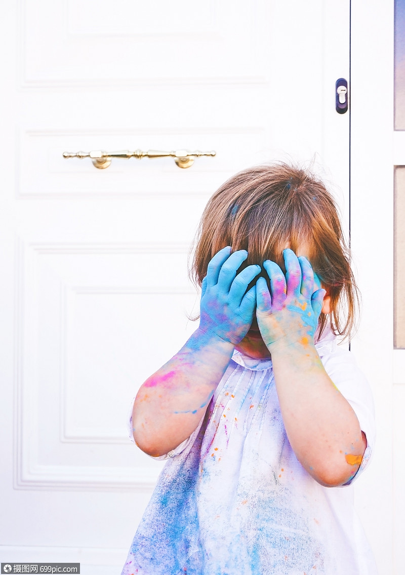 小女孩弄脏了油漆情绪凌乱