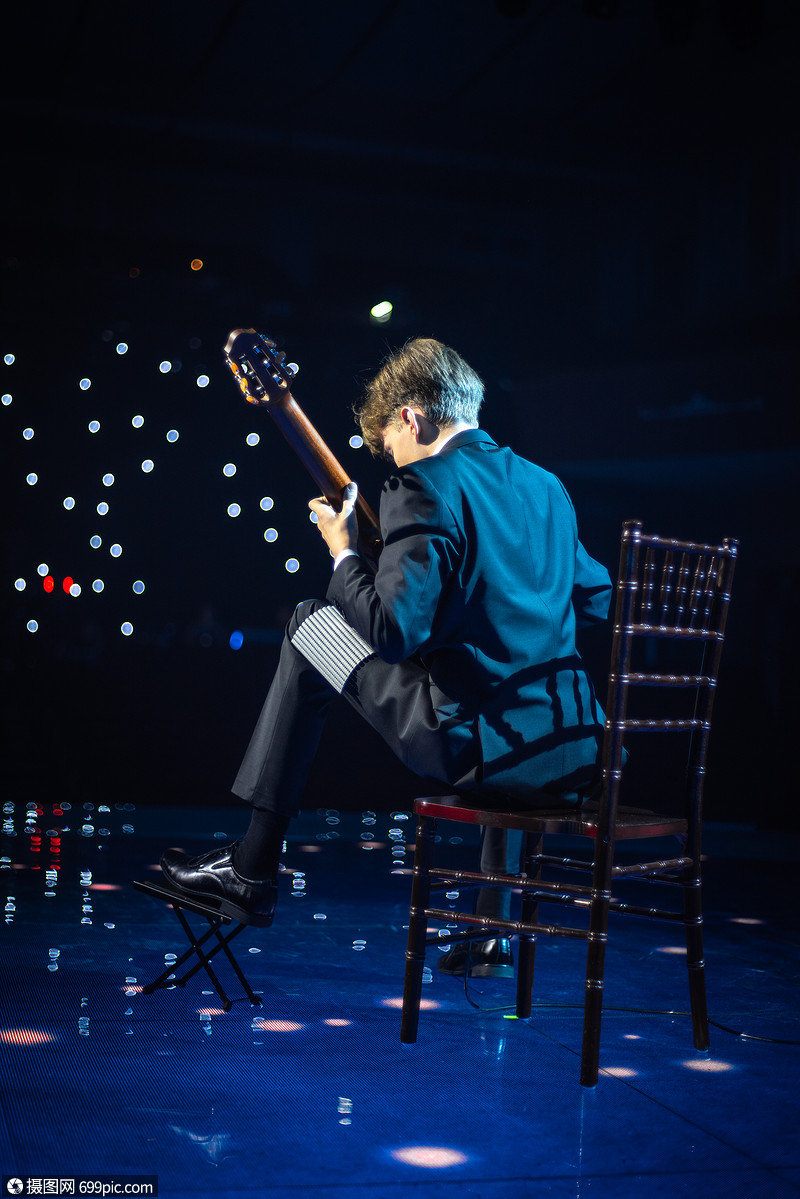 艺术家弹吉他滚乐队音乐会上娱乐活动麦克风演奏