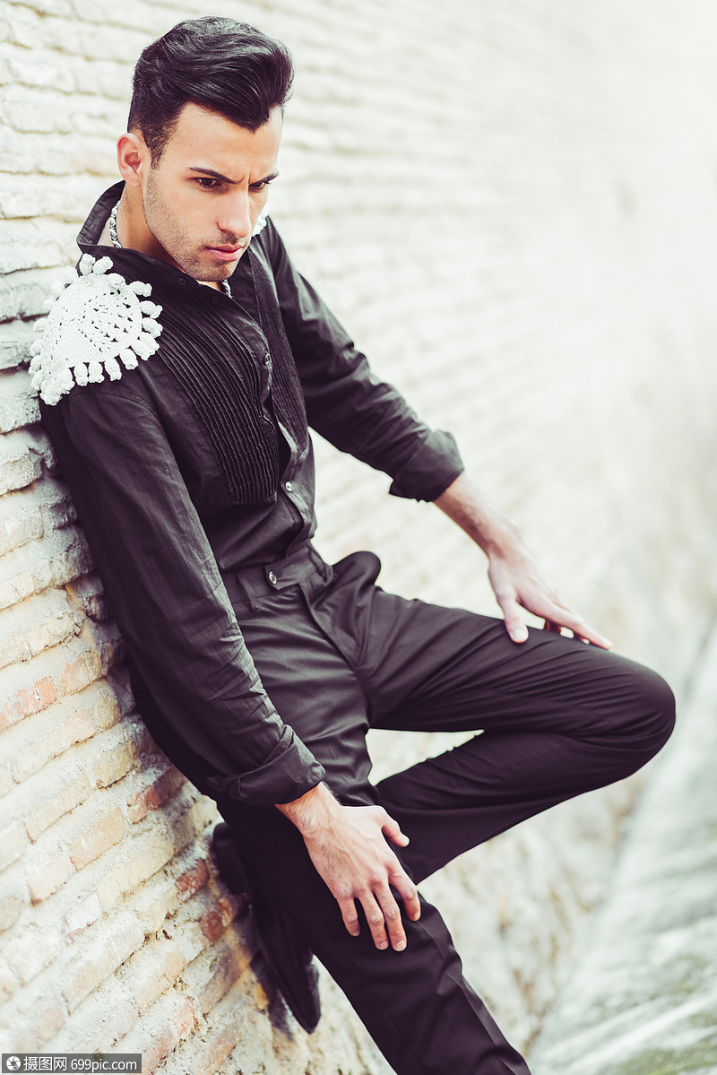 迷人男人的肖像,时尚模特,穿着西牙衣服男的时尚的
