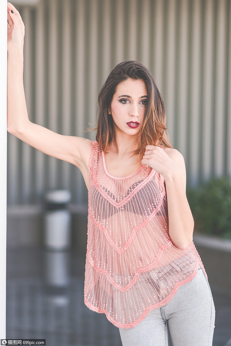 轻美女的肖像,时尚模特,穿着透明衬衫黑色胸罩轻的透明的