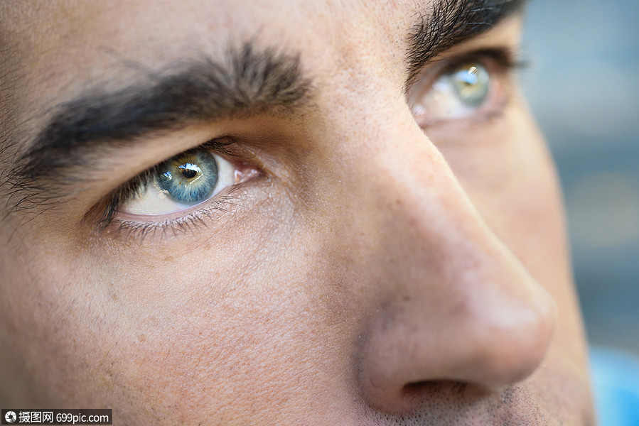 特写镜头的人的眼睛蓝眼睛的男人
