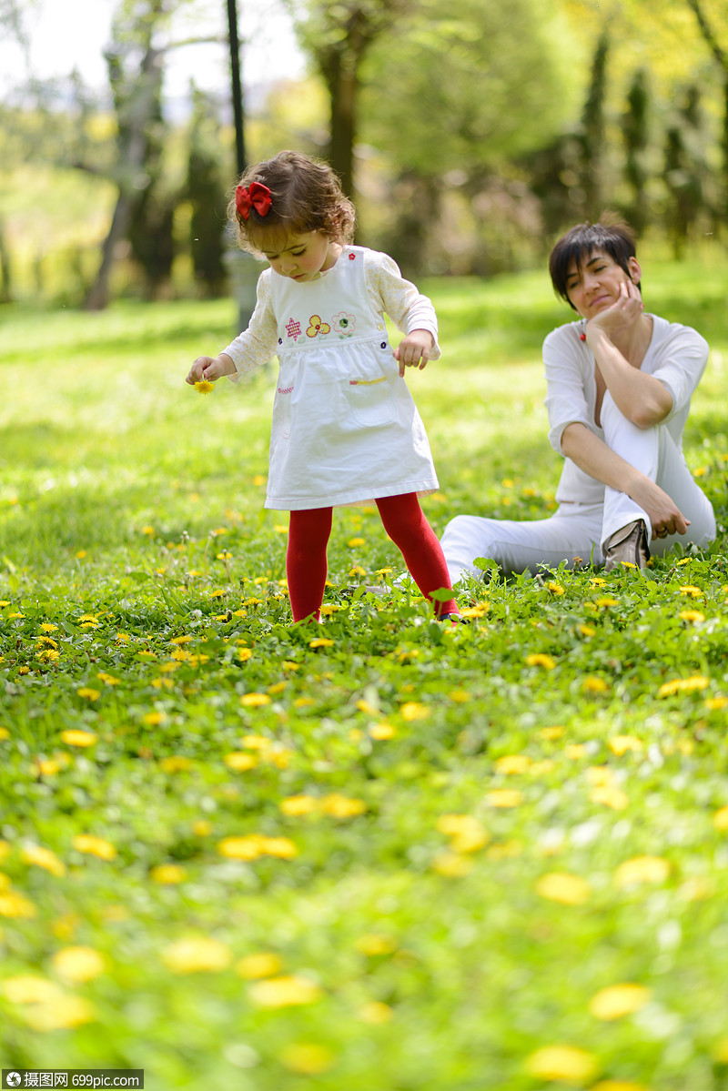 母亲小女孩公园玩耍的肖像幸福妈妈
