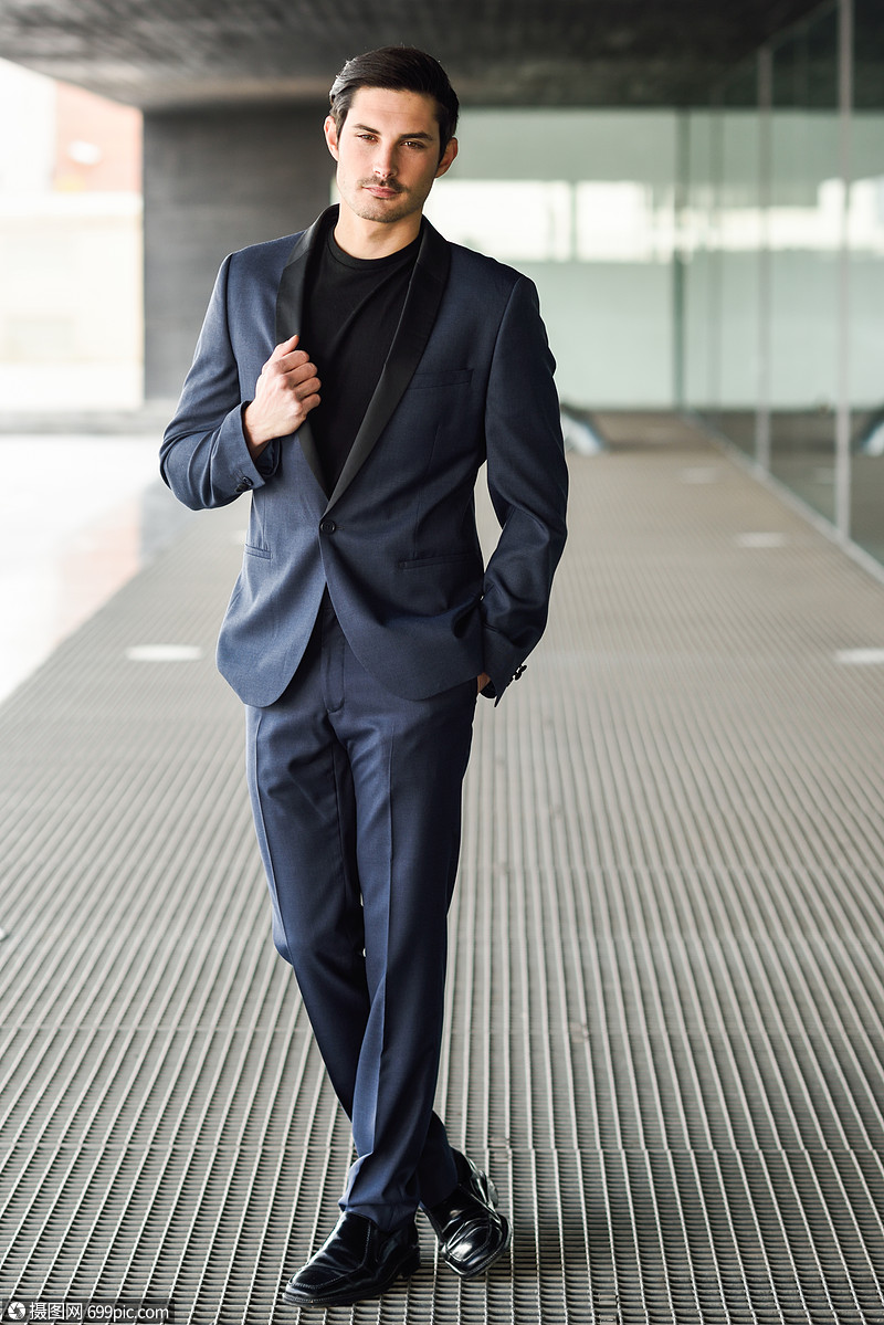 个魅力的男人的肖像,时装模特,穿着现代西装