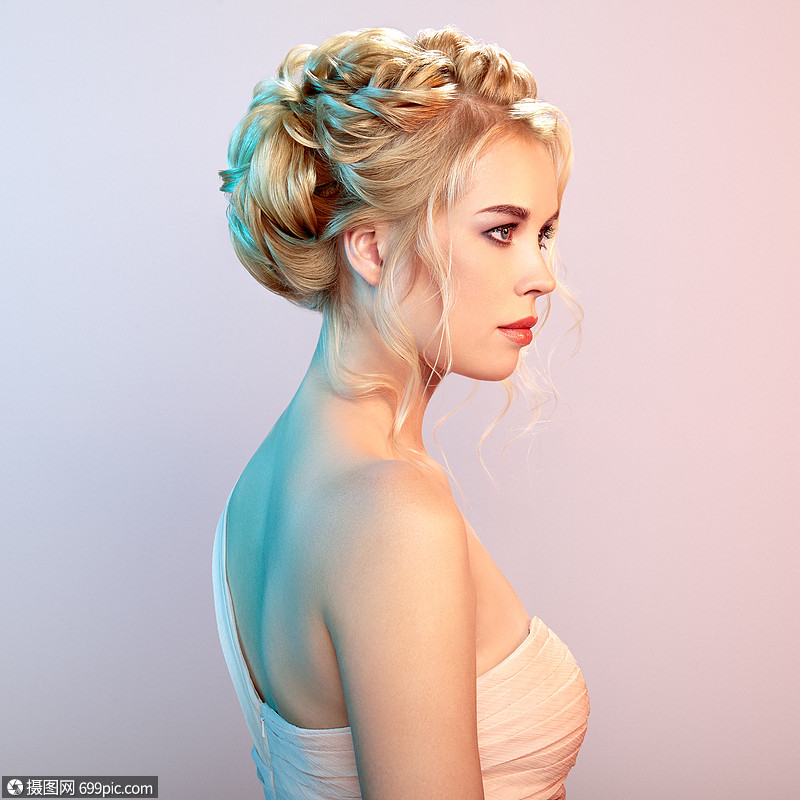 头又长又亮的卷发的金发女孩漂亮的模特,留着卷曲的发型护理美容美发