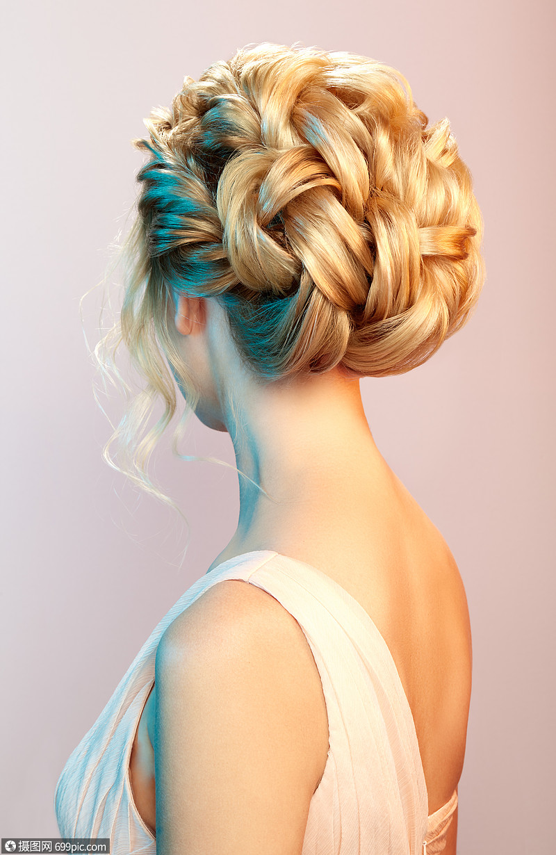 头又长又亮的卷发的金发女孩漂亮的模特,留着卷曲的发型护理美容美发