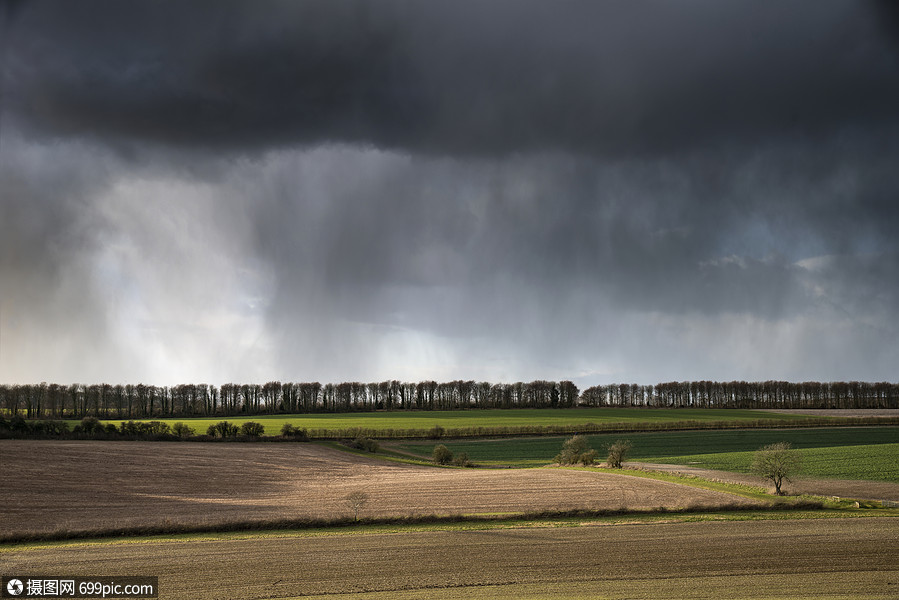 美丽的暴风雨穆迪多云的天空英国乡村土地上美丽的暴风雨戏剧的云英国
