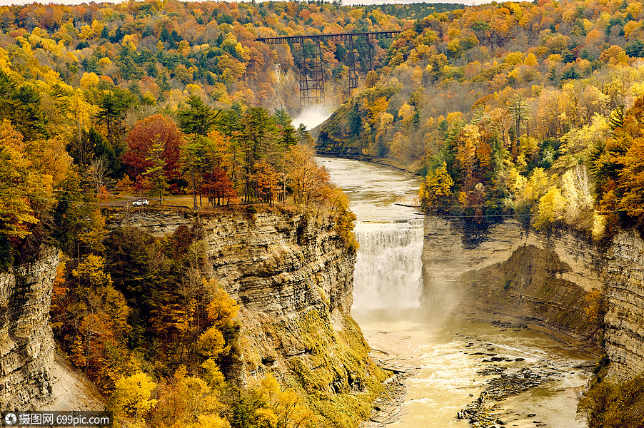 瀑布峡谷的秋天景象莱奇沃思州立公园瀑布峡谷的秋季景观自然岩石