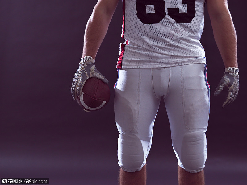 位强壮肌肉的美国足球运动员灰色上被特写肖像