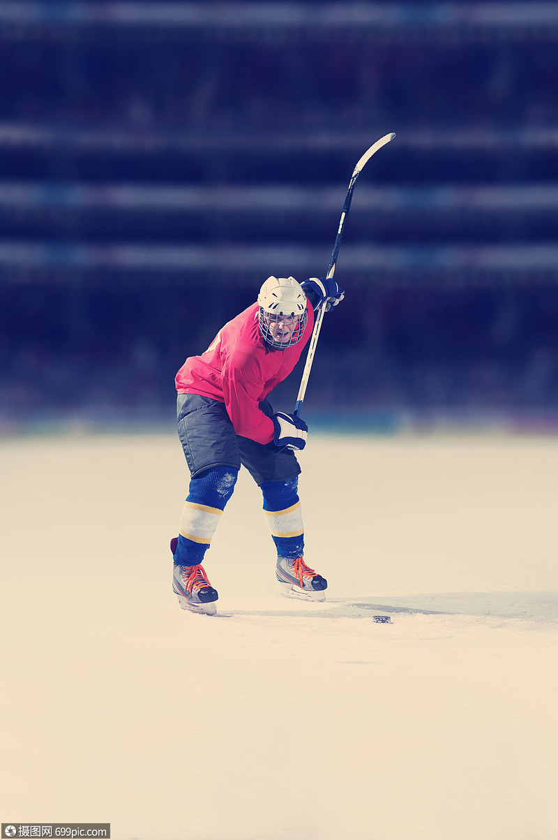 冰球运动员动作中用棍子踢冰球运动员行动玩运动型