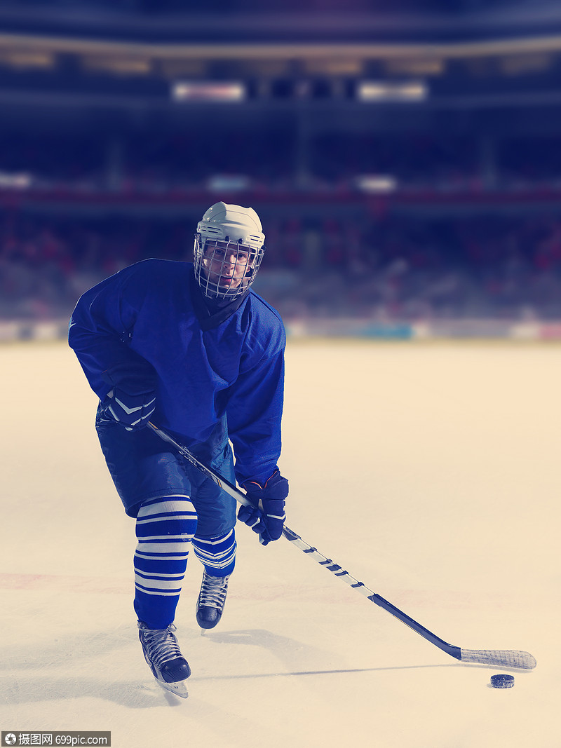冰球运动员动作中用棍子踢冰球运动员行动