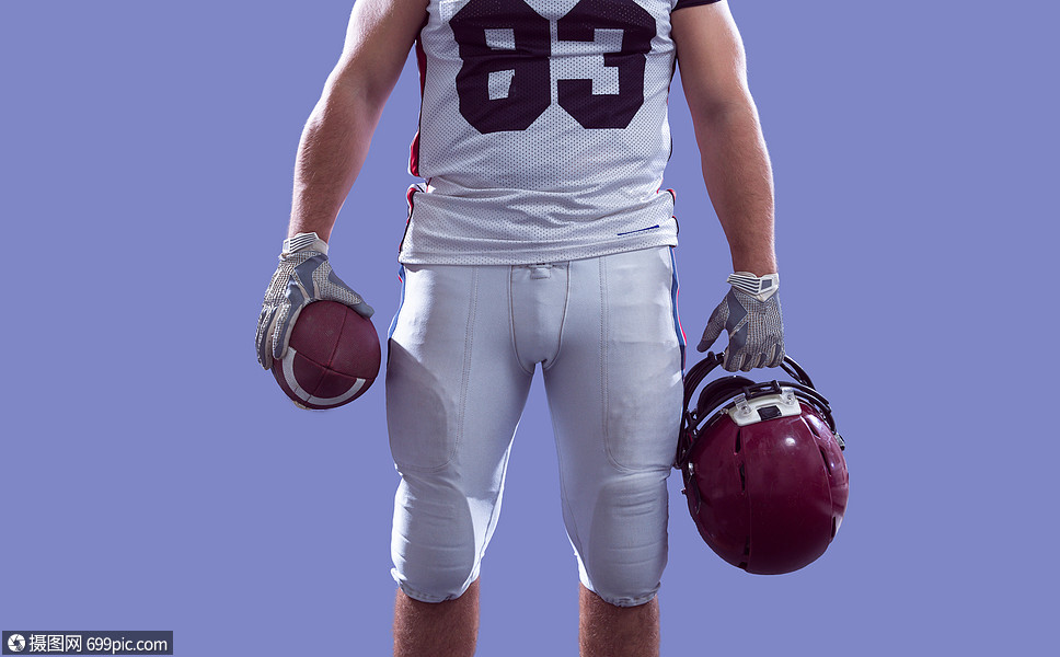 特写美国足球运动员孤立彩色背景上特写照片,位强壮的美国足球运动员