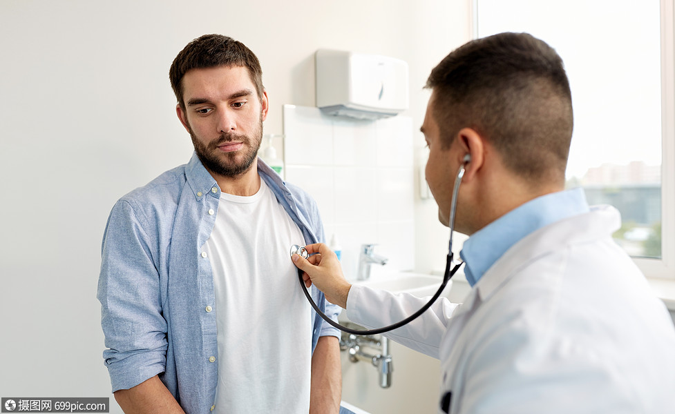医学,医疗人的医生用听诊器检查病人的心跳呼吸医院听诊器的医生病人
