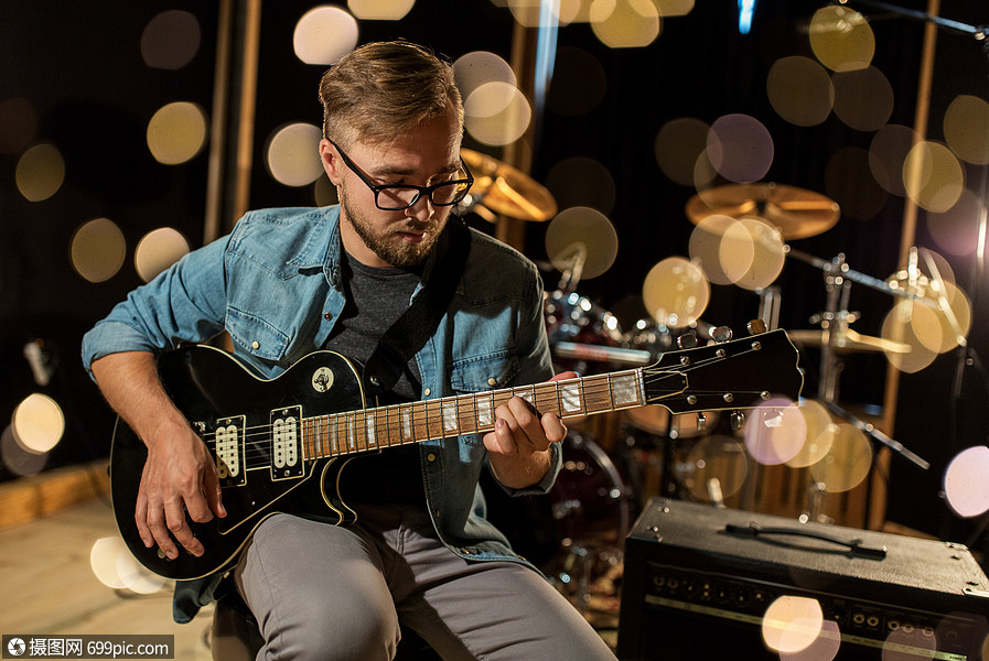 音乐,人,乐器娱乐活动男吉他手演播室排练灯光下弹电吉他男人演播室