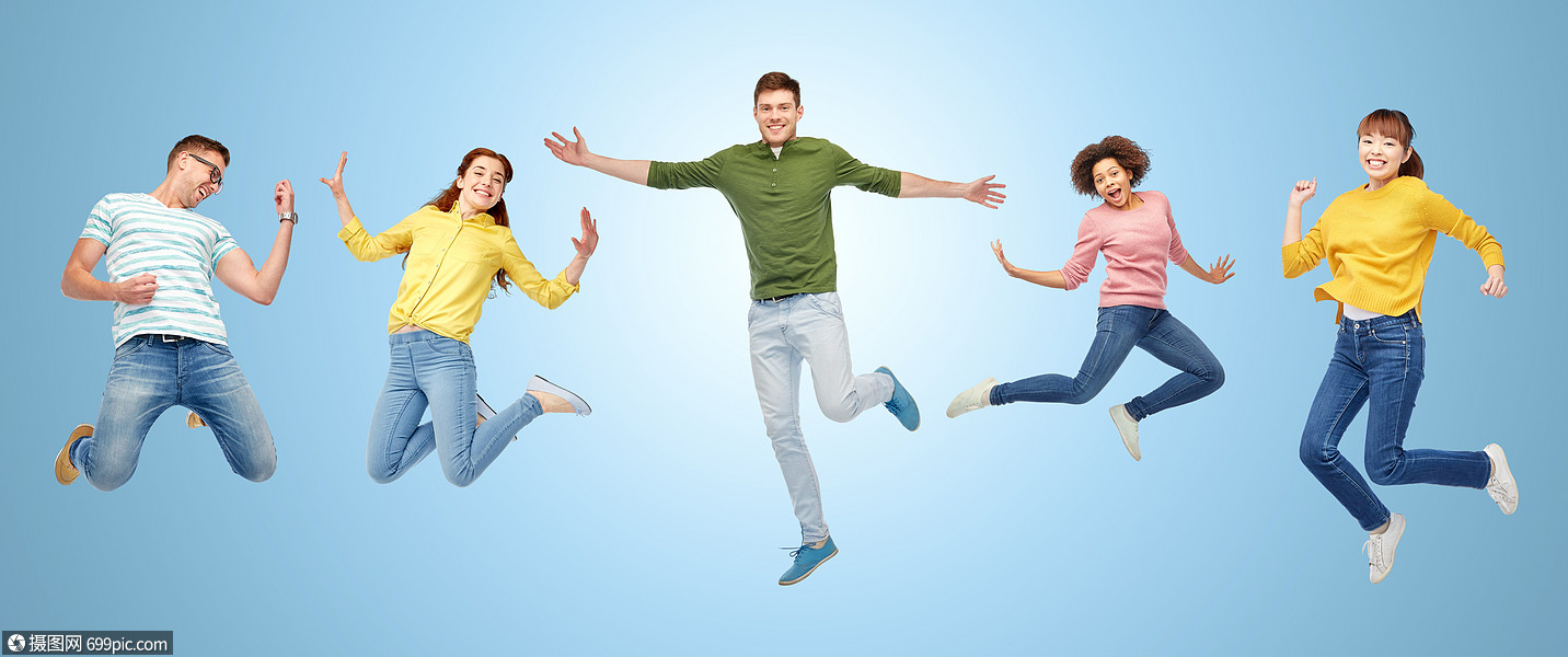 幸福自由运动人的微笑的轻国际朋友蓝色背景下空中跳跃快乐的人朋友
