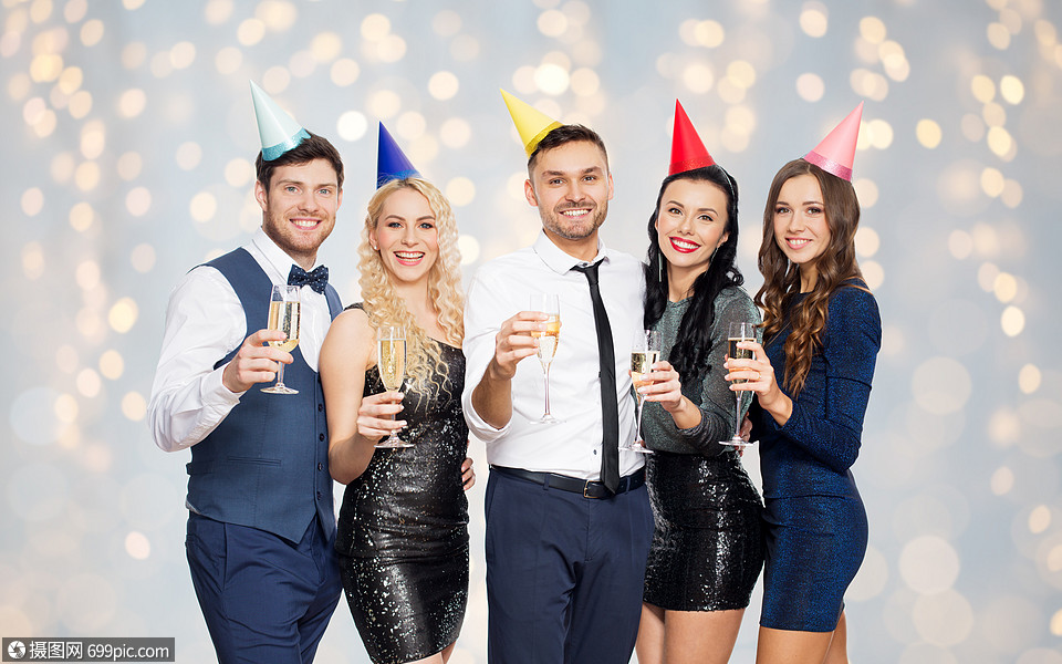 庆祝节日的快乐的朋友生日聚会上用香槟酒杯节日的灯光背景下生日聚会