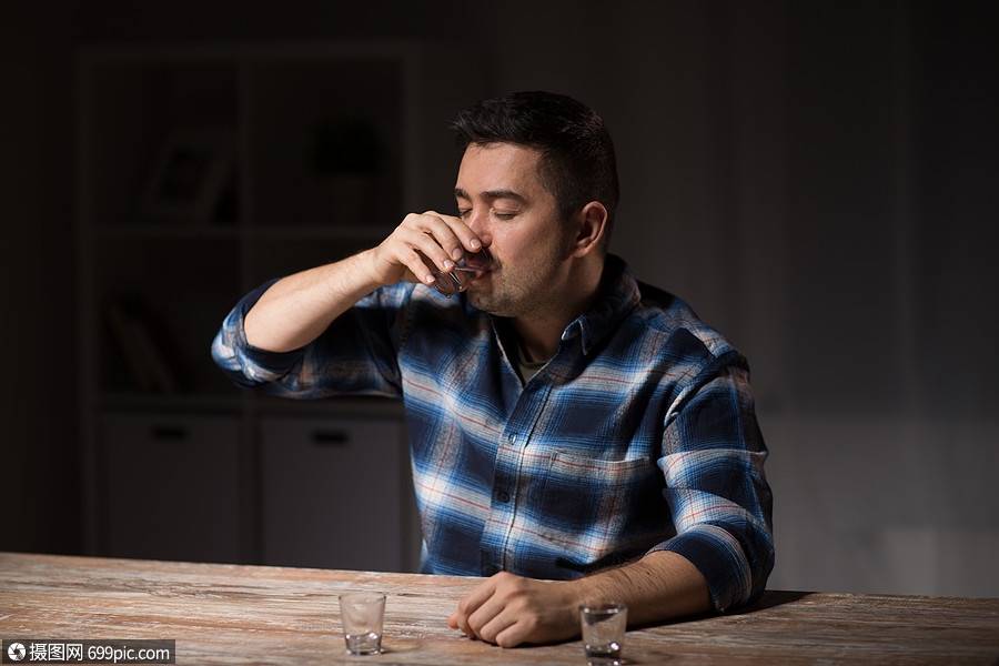 酗酒,酗酒人的男酗酒晚上男人晚上喝酒男人晚上喝酒