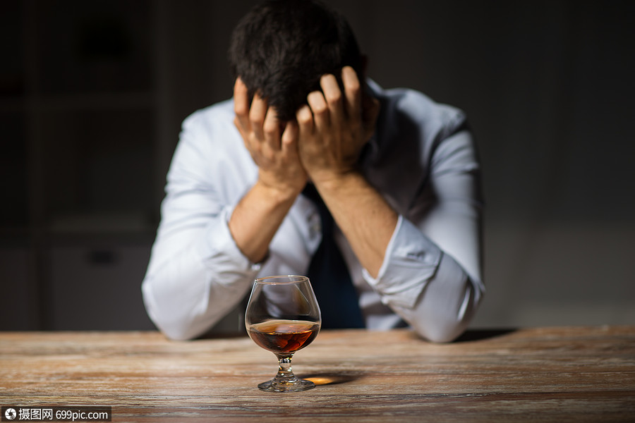 男酒精饮料白兰地晚上的桌子上晚上桌子上喝了杯酒的