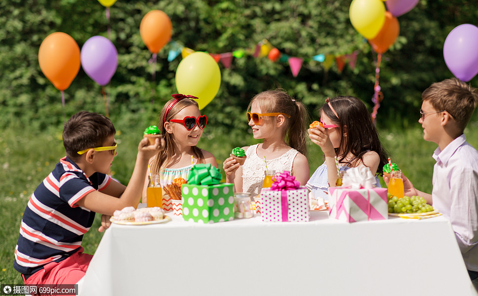假期,童庆祝快乐的孩子戴着太阳镜坐桌子上的生日聚