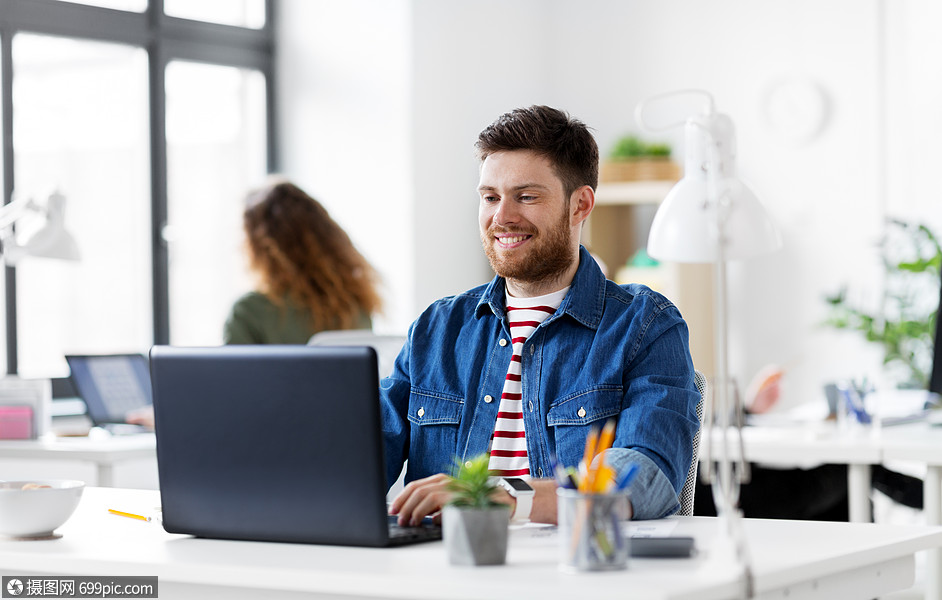 工作办公室微笑的创意人笔记本电脑办公室工作微笑的创意人笔记本电