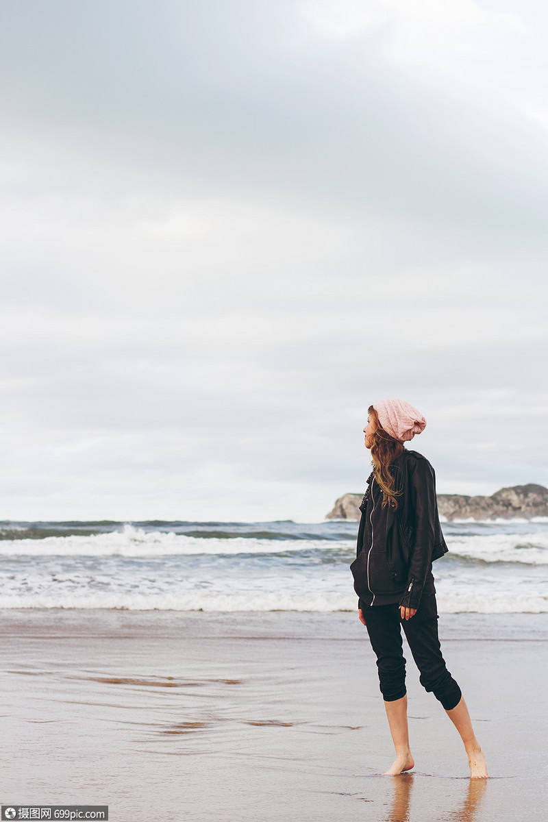 海边女人拍摄地图片