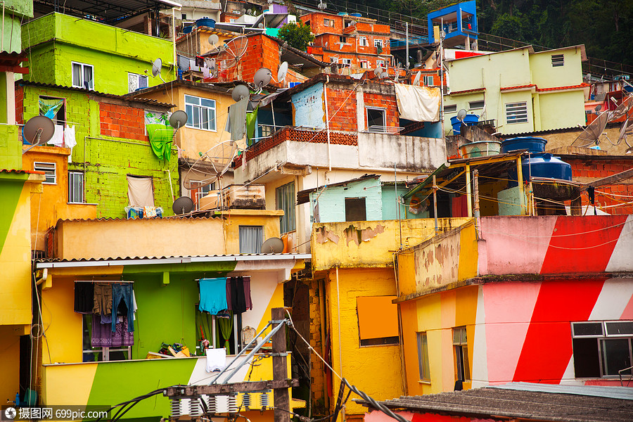 巴西里约热内卢贫民窟五颜六色的彩绘建筑山水平的