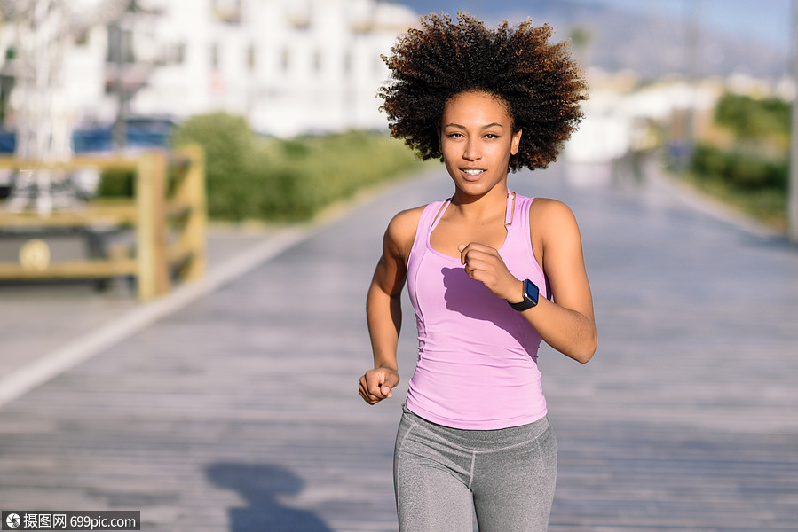 黑人女人,阿夫罗发型,城市道路上户外跑步轻女穿着运动服锻炼