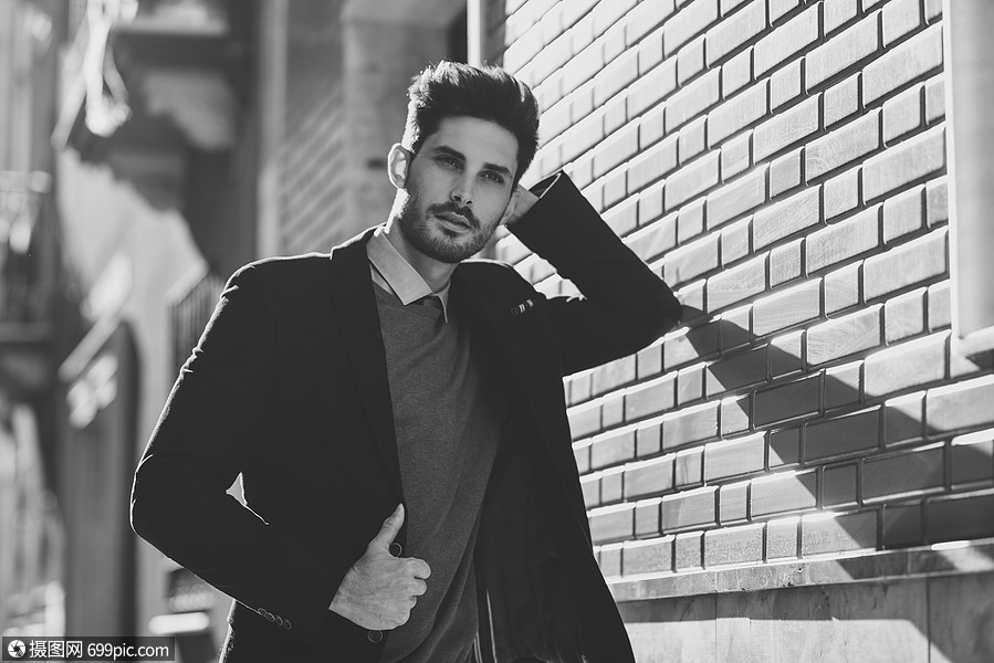 街上魅力的男人穿着英国优雅的西装轻的胡须商人,城市背景下现代发型