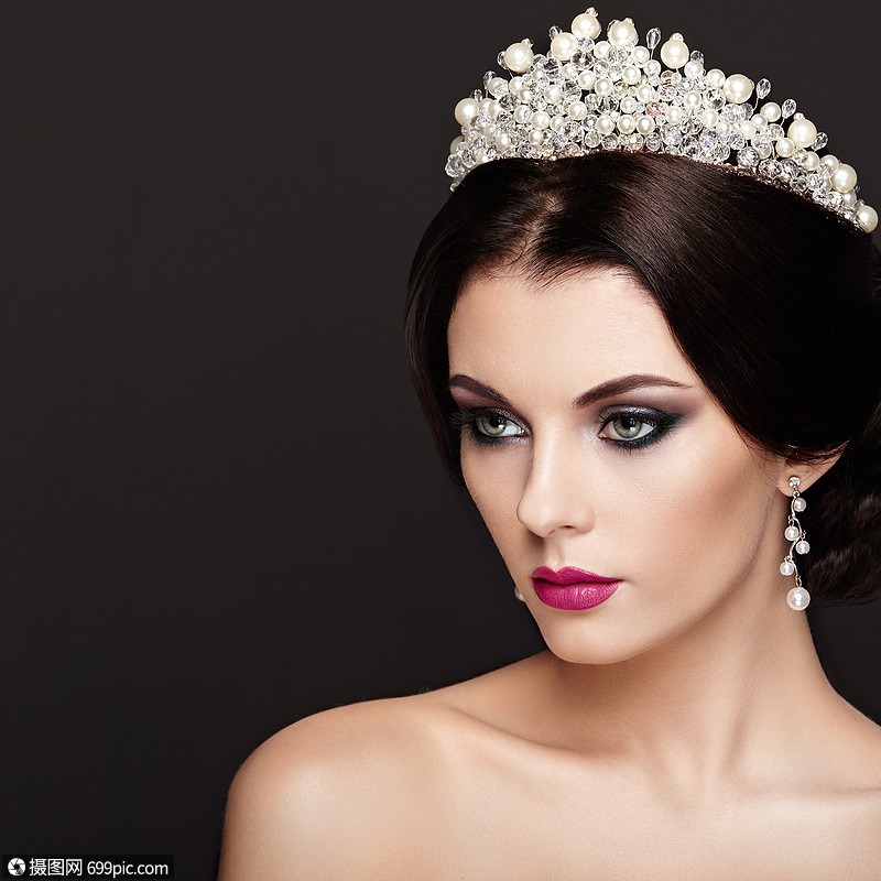 照片 外国人像 头戴皇冠的美丽女人的时尚肖像优雅的发型完美的化妆