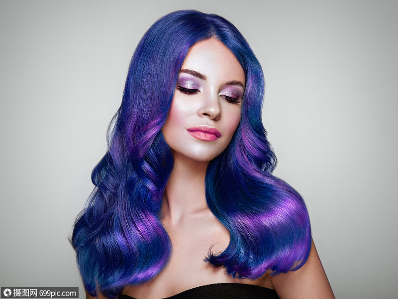 五颜六色的染发化妆发型完美的女孩完美健康染发的模特蓝色头发着色剂
